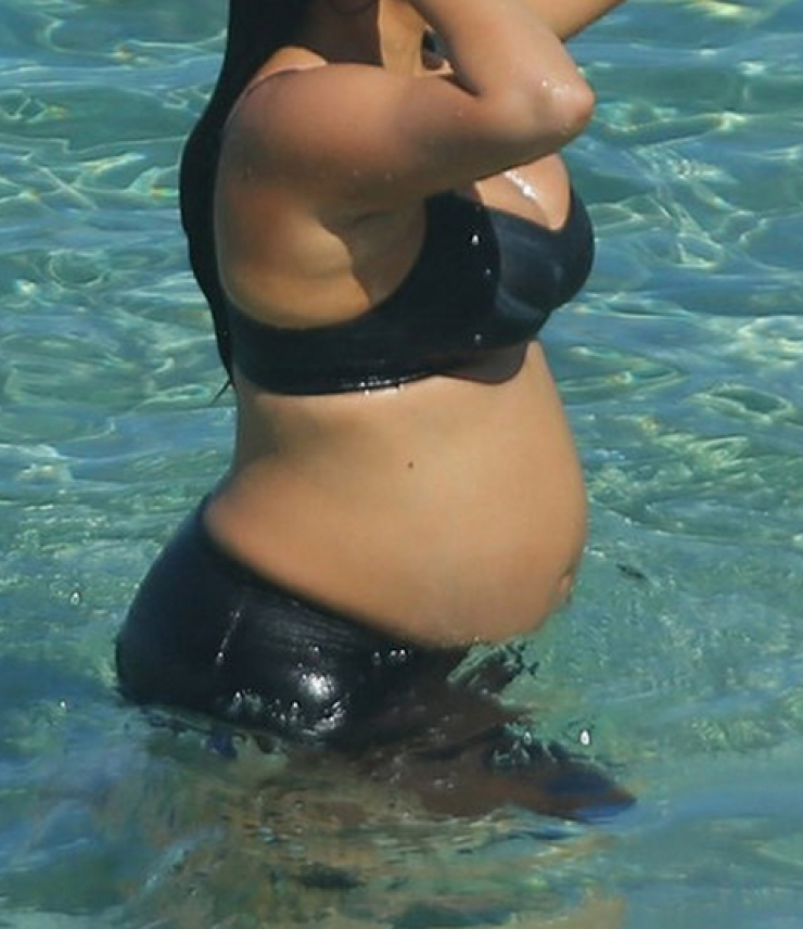 Πασίγνωστη σταρ με φουσκωμένη κοιλίτσα και μαγιό!