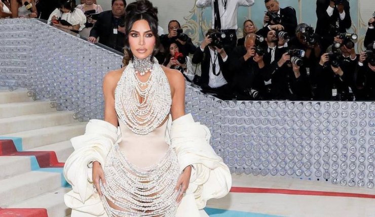 Η Κύπρια που φόρεσε τα εντυπωσιακά γάντια της Kim Kardashian για τον οίκο Dolce & Gabbana