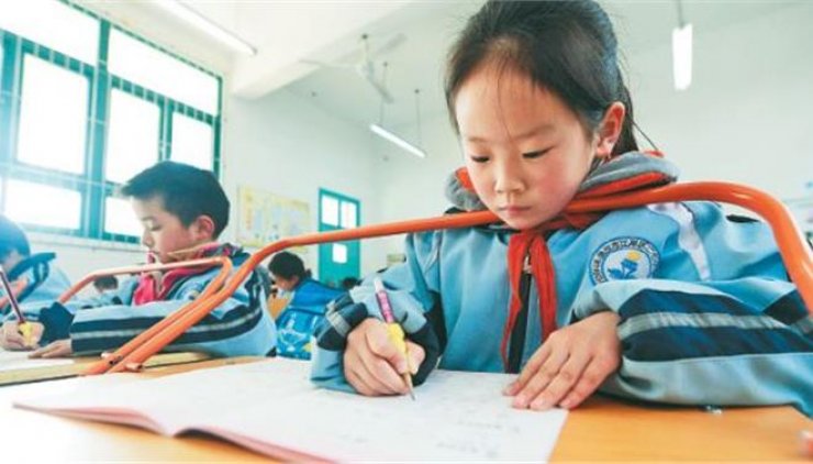 Κίνα: Εβαλαν κάγκελα στα θρανία