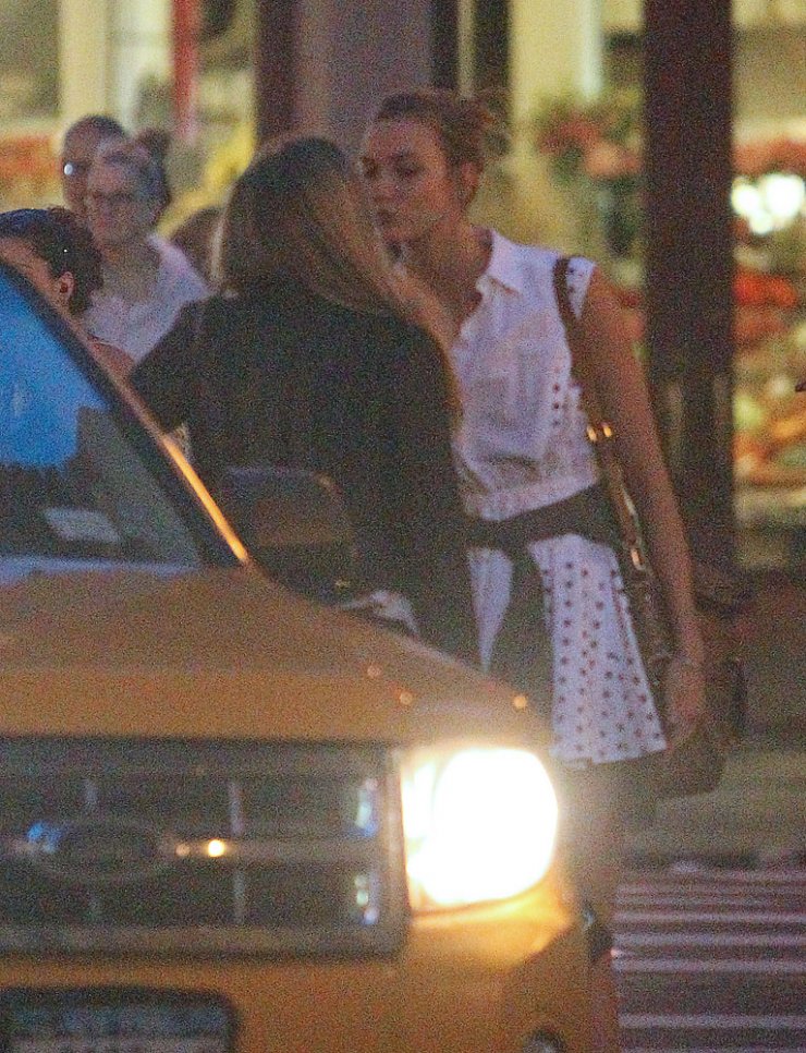 Η Cara Delevigne μοιράζει φιλιά στο στόμα σε γυναίκες [εικόνες]