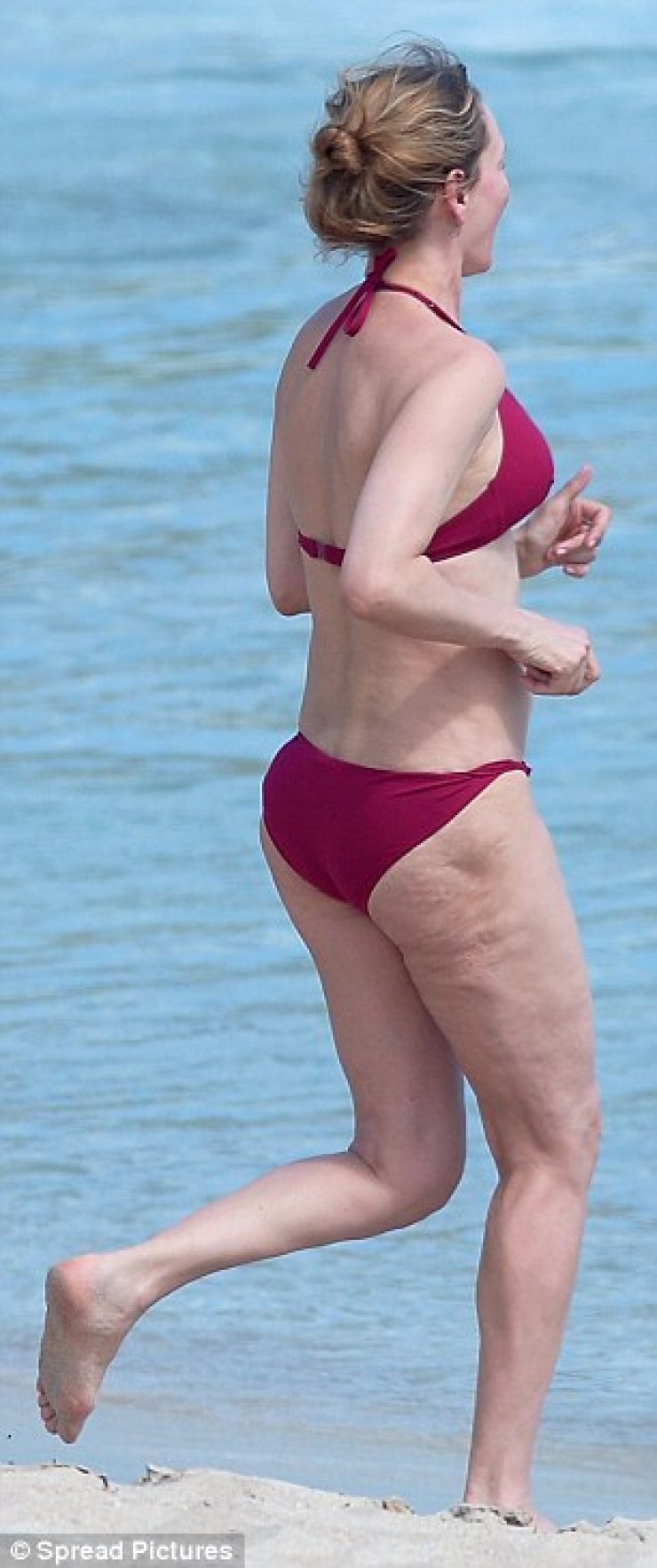 Ποια πασίγνωστη ηθοποιός βγήκε στην παραλία, μας έδειξε την σιλουέτα της και έπεσαν όλοι να την "φάνε" λόγω κυτταρίτιδας;