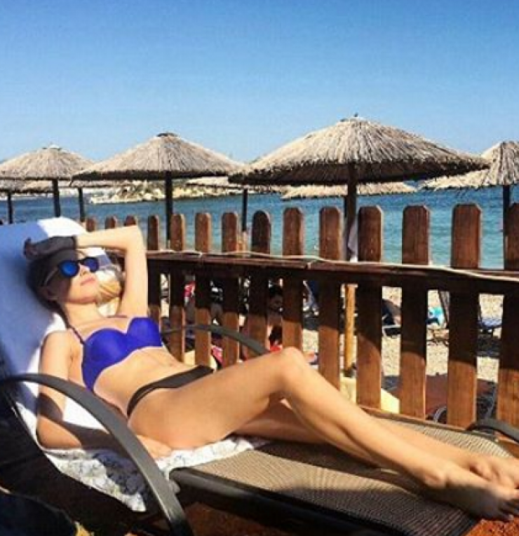 Αυτή είναι η Κύπρια σύντροφος επώνυμου Έλληνα που ανάβει φωτιές!