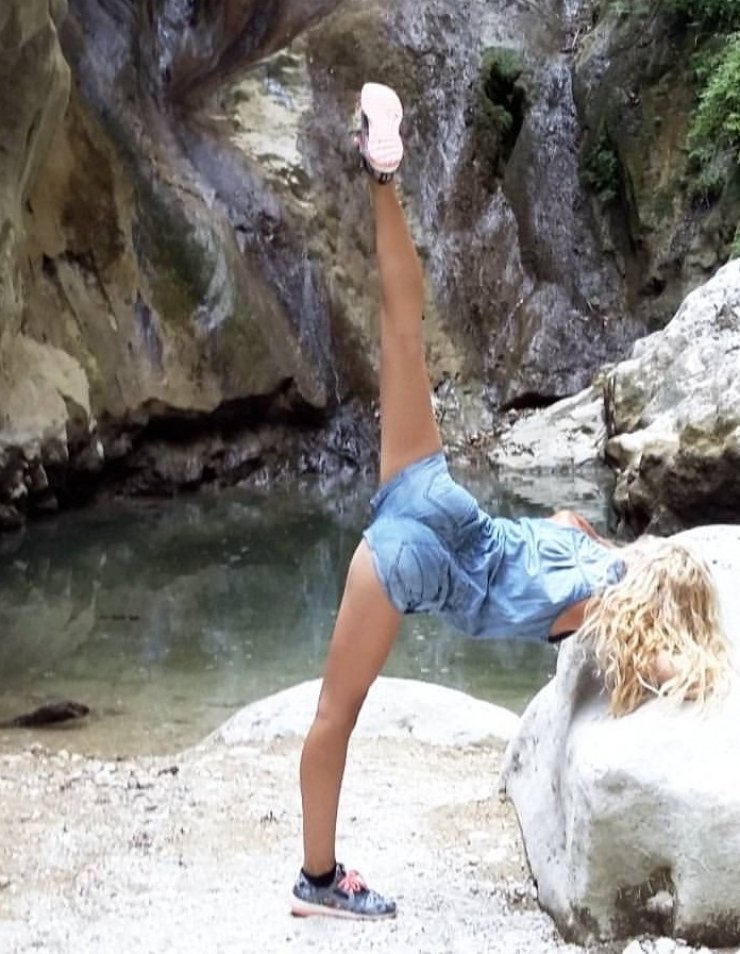 Επώνυμη Κύπρια ποζάρει topless στις διακοπές της και αναστατώνει τον ανδρικό πληθυσμό!