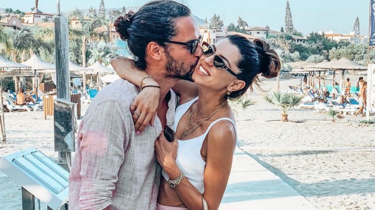 Πέτρος Αθανασίου – Κλέλια Γιασεμίδου: Τα καλοκαιρινά τους στιγμιότυπα στην παραλία που λατρέψαμε [εικόνες]