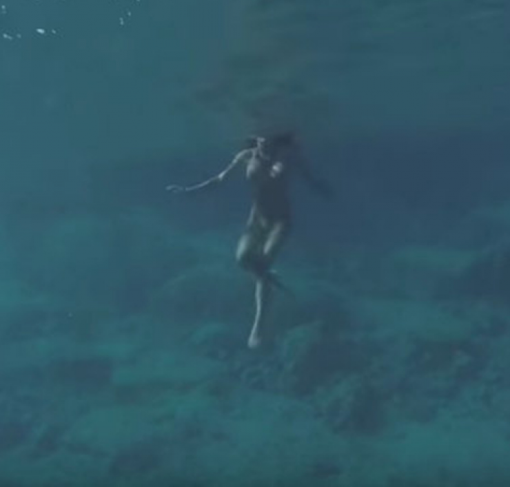 Επώνυμη Ελληνίδα γυμνή στο video clip του συντρόφου της!