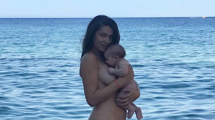 Η Κλέλια Ρένεση ποζάρει εντελώς γυμνή στη θάλασσα αγκαλιά με την κόρη της και συγκλονίζει με το μήνυμά της!