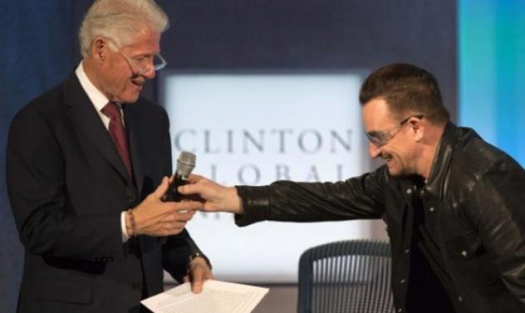 Όταν ο Μπιλ Κλίντον μιμείται τον Μπόνο! 