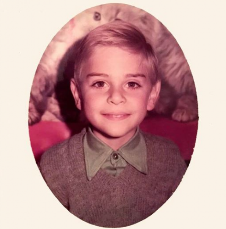 Ποιος επώνυμος Κύπριος που διαπρέπει στο εξωτερικό είναι το αγοράκι στη φωτογραφία;