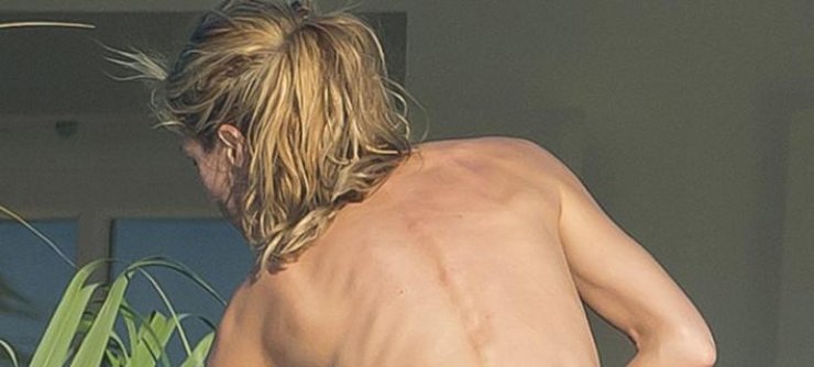 Η Χάιντι Κλουμ γυμνή σε παραλία [εικόνες]