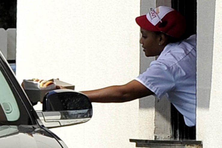 Δείτε ποια διάσημη τρώει από fast food!