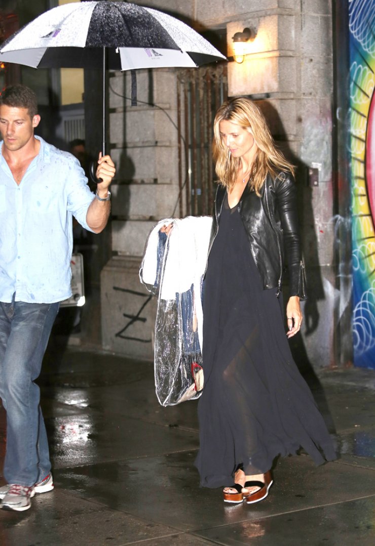 Mέχρι και βοηθό για την ομπρέλα έχει η… [εικόνες]