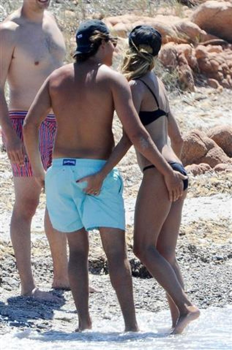 Οι διαχυτικές πόζες και τα παθιασμένα φιλιά στην παραλία για πασίγνωστο ζευγάρι!