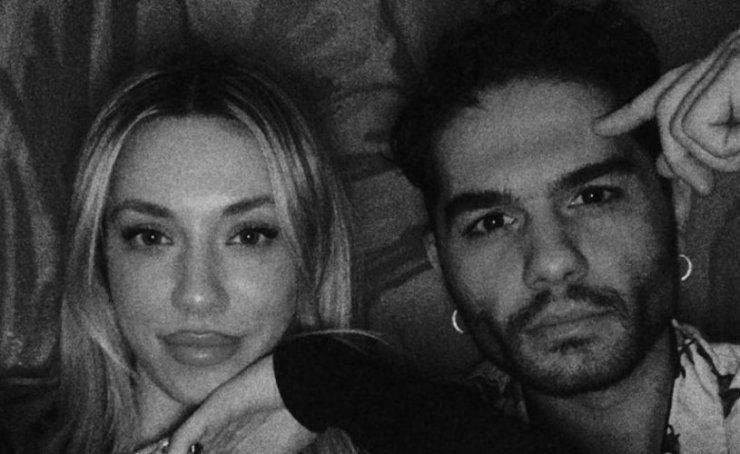 Χρήστος Μάστορας - Γαρυφαλλιά Καληφώνη: Αγκαλιά στο ασανσέρ [εικόνα]