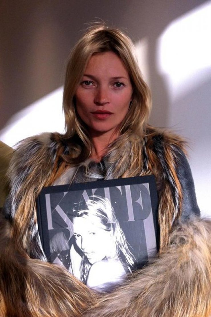 Kate Moss: Ποζάρει με το νέο της βιβλίο!