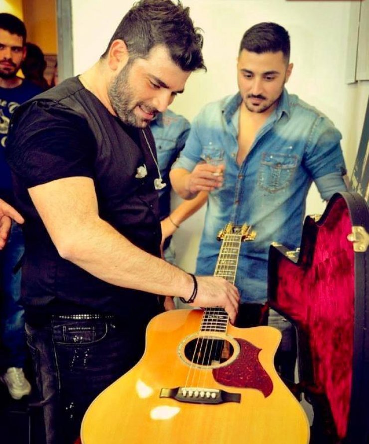 Συγκλονίζει το μήνυμα και η φωτογραφία του αδελφού του Παντελίδη στο facebook