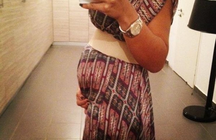 Ποια γνωστή παρουσιάστρια φωτογράφισε τη φουσκωμένη κοιλίτσα της;