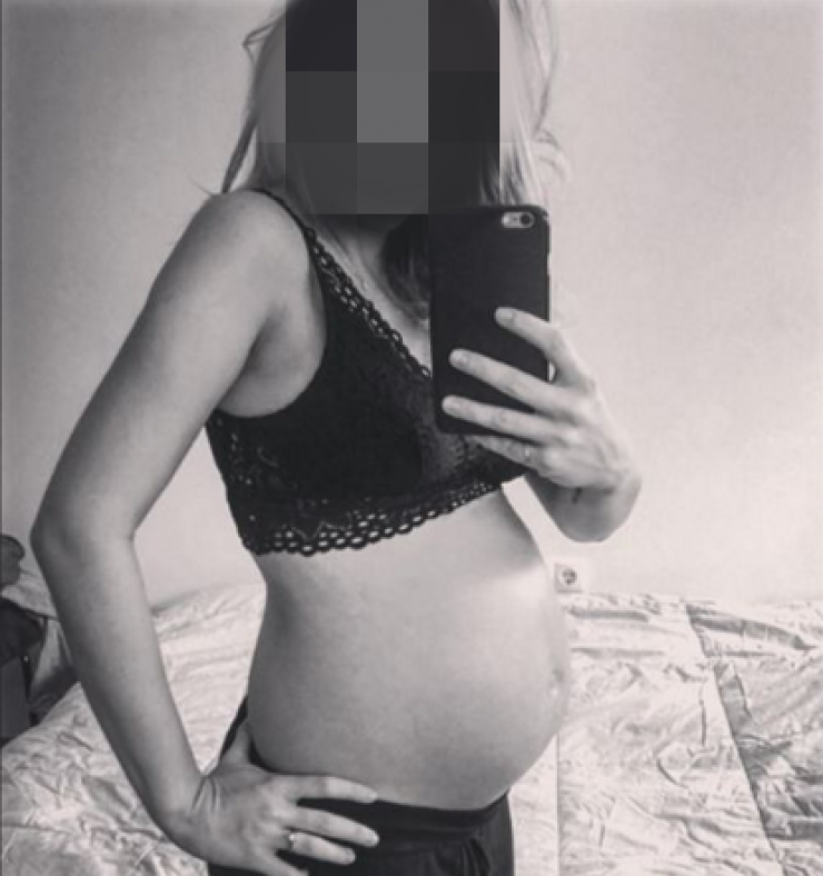 Η σύντροφος επώνυμου Έλληνα μας δείχνει για πρώτη φορά τη φουσκωμένη της κοιλίτσα!