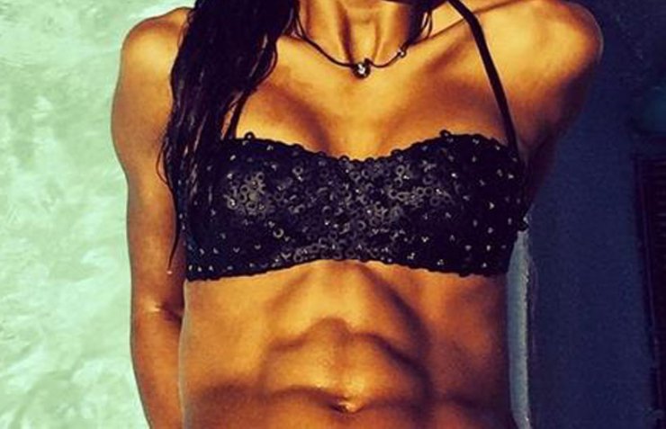 Ποια επώνυμη έχει αυτούς τους κοιλιακούς; [εικόνες]