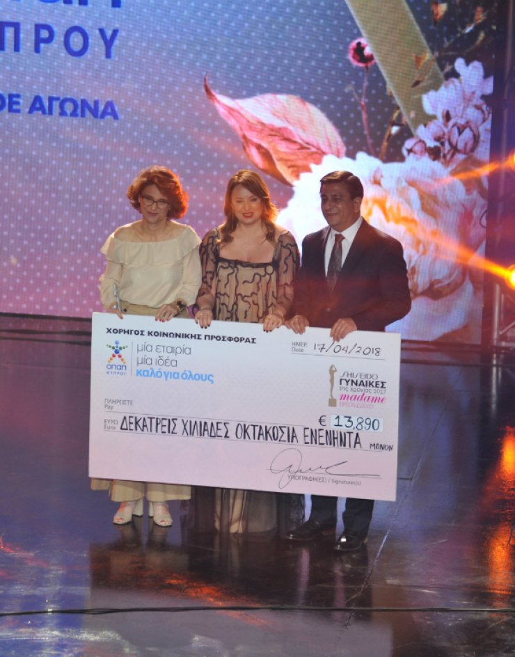 Η παράδοση της επιταγής στη νικήτρια για το βραβείο ΟΠΑΠ Κοινωνική Προσφορά στα 13α “Madame Figaro Γυναίκες της Χρονιάς”