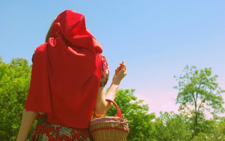 Από που κρατάει η σκούφια της Κοκκινοσκουφίτσας;