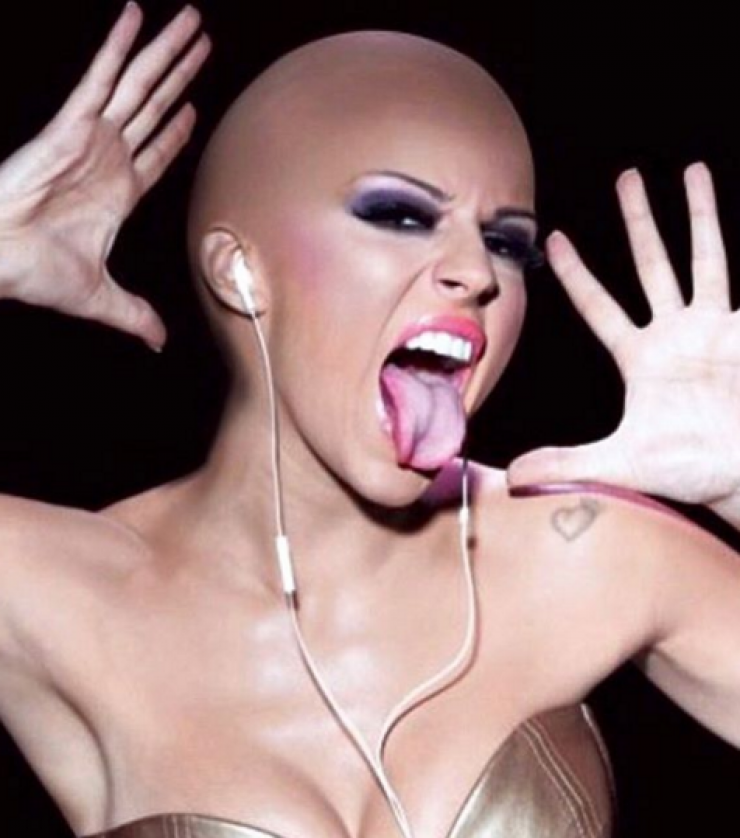 Δεν θα πιστεύετε ποια πανέμορφη Ελληνίδα τραγουδίστρια είναι η φαλακρή γυναίκα στη φωτογραφία!