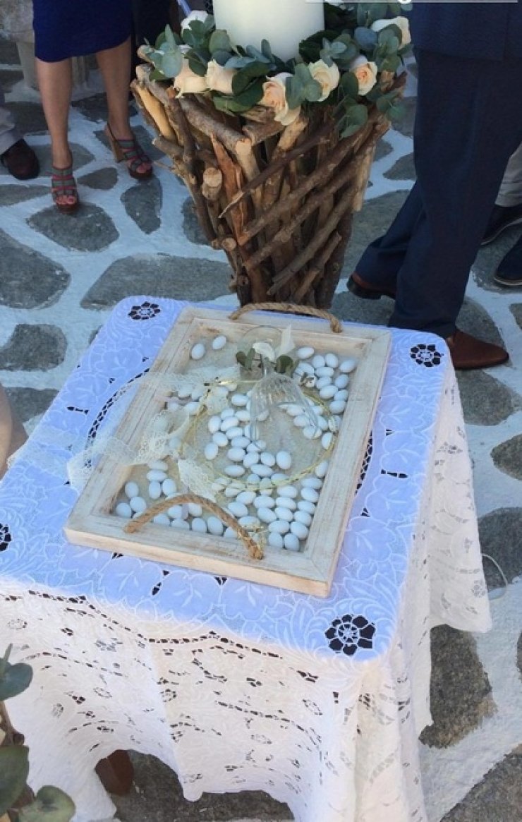 Ο νησιώτικος γάμος ζευγαριού της ελληνικής showbiz δίπλα στη θάλασσα! [εικόνες]