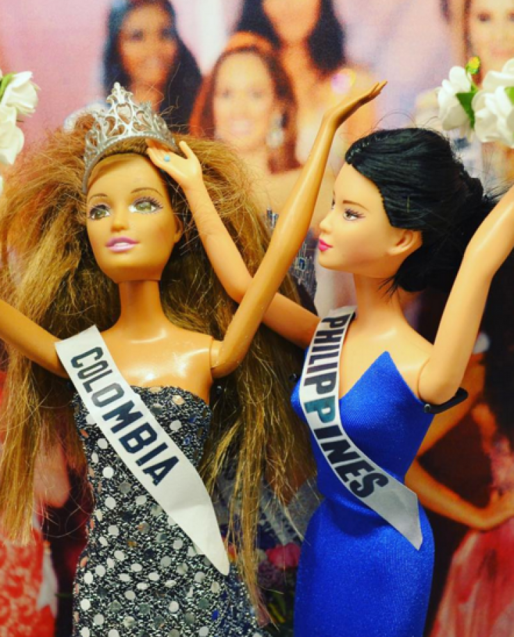 Ο λογαριασμός στο instagram που αναπαριστά σημαντικές στιγμές του 2015… με κούκλες!