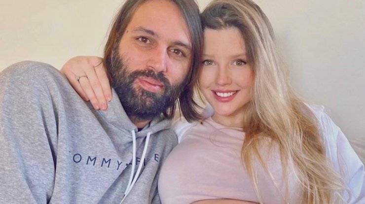 Κωνσταντίνα Κομμάτα: Ποζάρει για τελευταία φορά με φουσκωμένη την κοιλίτσα της και μας ενθουσιάζει [εικόνα] 