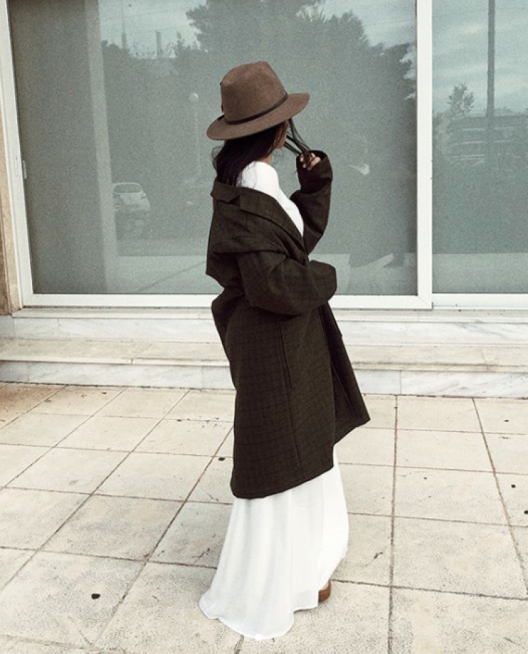 Τρελά ερωτευμένη επώνυμη Ελληνίδα στην αγκαλιά του νέου της συντρόφου!