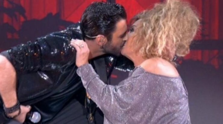 Μαρίνος Κόνσολος: Το φιλί στο στόμα με την Ελένη Δήμου που την σόκαρε και την αιφνιδίασε [βίντεο]