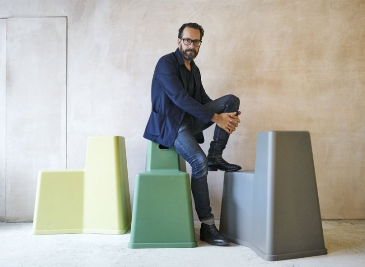 Με δύο ταυτότητες