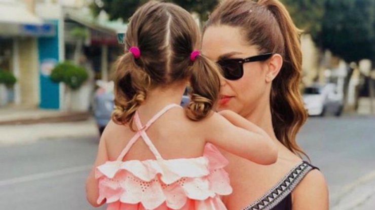 Κωνσταντίνα Ευριπίδου: Μας έδειξε τη μικρή Αριάδνη να περπατάει σε τακούνια και ξετρελαθήκαμε! [βίντεο]