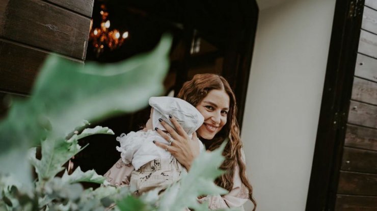 Κωνσταντίνα Ευριπίδου: Μας έδειξε τον αδερφό της με τον βαφτιστικό του, τον νεοφώτιστο Νίκο!