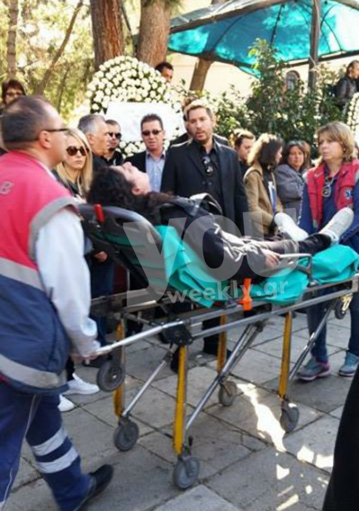 Θαυμάστρια λιποθύμισε στην εκκλησία [βίντεο & εικόνες]