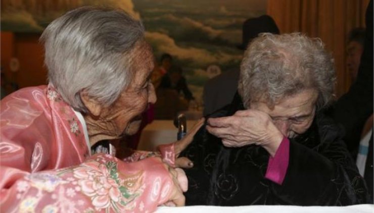 Βόρεια Κορέα: Συνάντησαν συγγενείς που είχαν χάσει πριν από 60 χρόνια