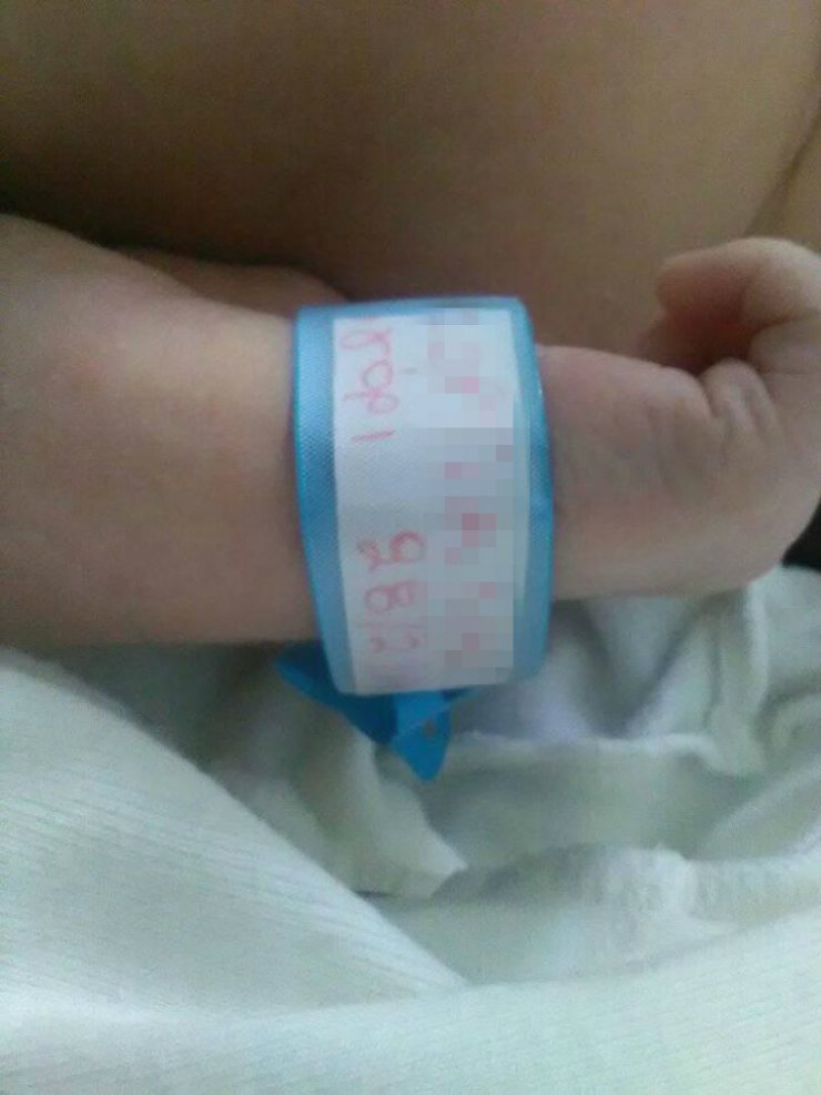 Η πρώτη φωτογραφία του νεογέννητου μωρού ζευγαριού της ελληνικής showbiz μέσα από το μαιευτήριο!