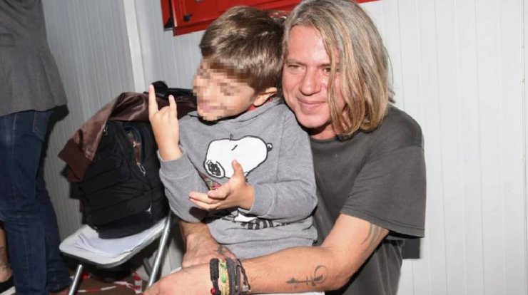 Δημήτρης Κοργιαλάς: Ο γιος του ροκάρει μαζί του στη σκηνή [βίντεο]