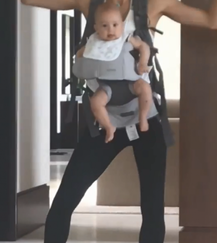 Ζευγάρι της showbiz μας δείχνει για πρώτη φορά την κούκλα κόρη του! [βίντεο]