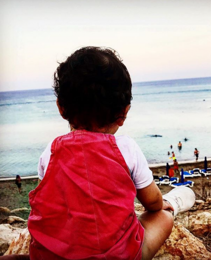 Ζευγάρι της κυπριακής showbiz ένα χρόνο μετά τον ερχομό της κόρη του ανεβαίνει τα σκαλιά της εκκλησίας!