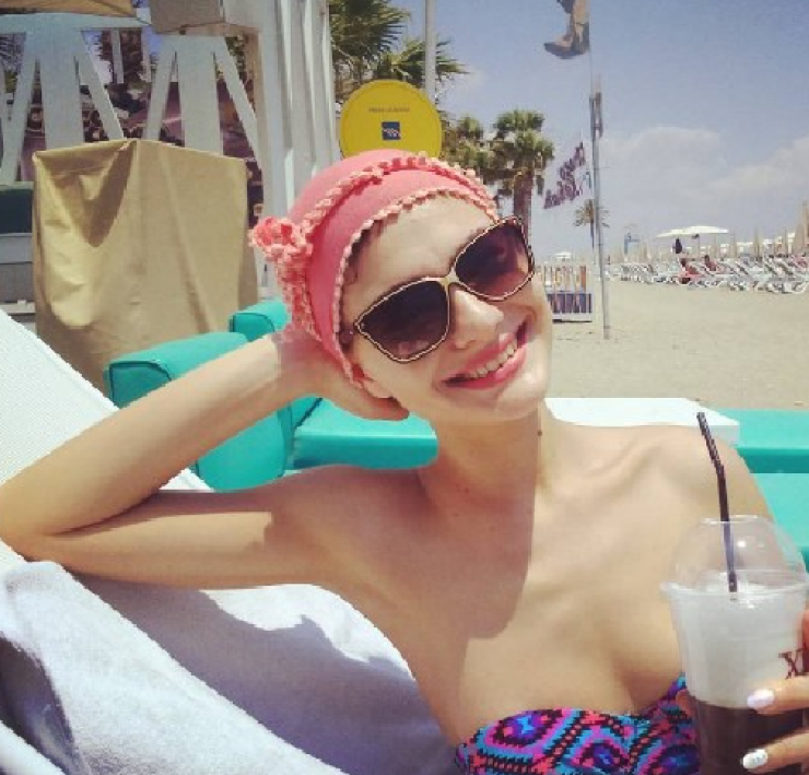 Κύπρια ηθοποιός: Έβαψε πορτοκαλί τα μαλλιά της και πήγε παραλία με την κόρη της!