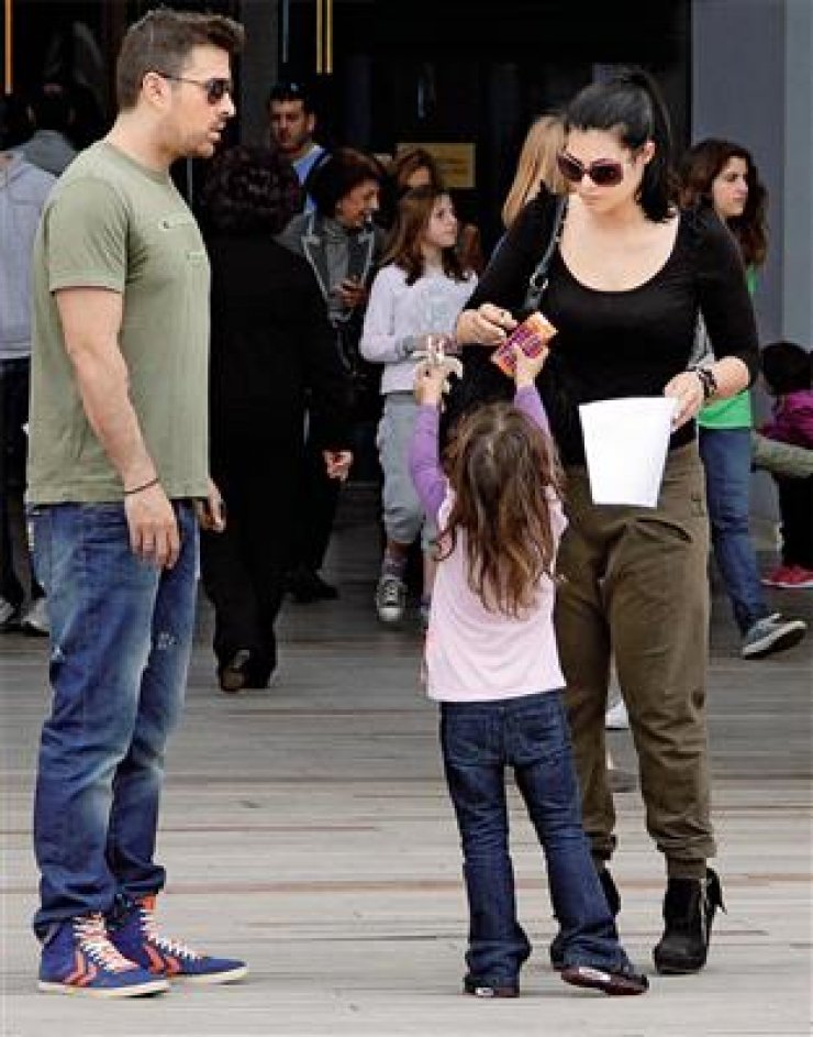 Γιάννης Αϊβάζης & Μαρία Κορινθίου: Βόλτα για ψώνια με την Ισμήνη