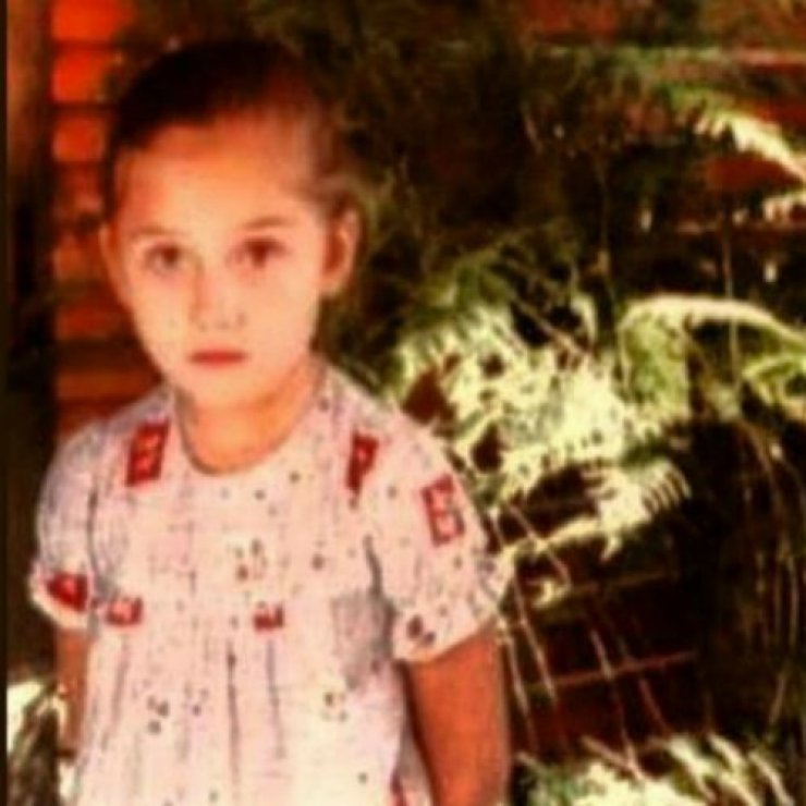 Ποια διάσημη τραγουδίστρια είναι το κοριτσάκι της φωτογραφίας;