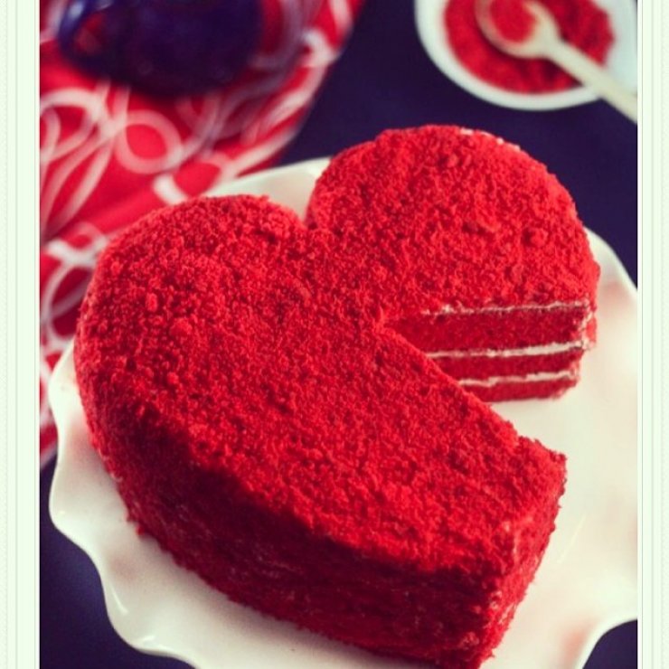 Ποια Ελληνίδα παρουσιάστρια έφαγε από αυτή την τούρτα;