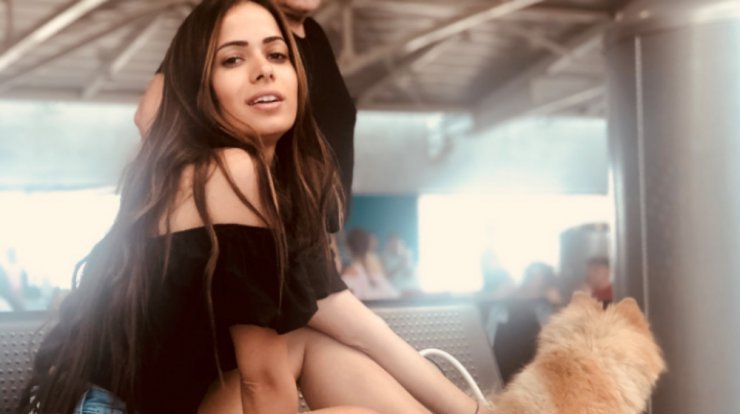 Μαρία Κορτζιά: Μάθαμε πόσα κοστίζει η belt bag που ολοκλήρωσε το casual look της