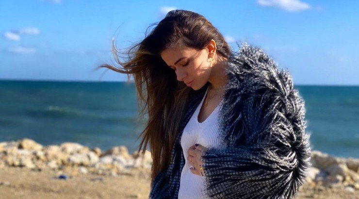 Μαρία Κορτζιά: Ποζάρει φορώντας crop top με φουσκωμένη κοιλίτσα! [εικόνα]