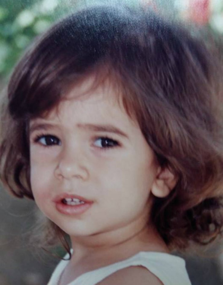 Ποια Κύπρια παρουσιάστρια είναι το κοριτσάκι στη φωτογραφία;