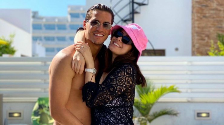 Σωτηρίου – Κορτζιά: Αγκαλιασμένοι στο κρεβάτι! [εικόνα]