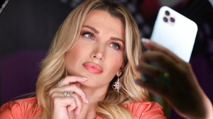 Κωνσταντίνα Σπυροπούλου: Ποζάρει topless στο instagram [εικόνα]