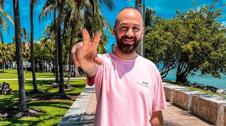 Κώστας Αναγνωστόπουλος: Είναι ζευγάρι με εντυπωσιακή ξανθιά τραγουδίστρια [βίντεο]