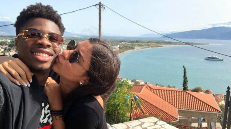 “Τσακώσαμε” τον Κώστα Αντετοκούνμπο στην Πάφο με τη σύντροφό του [βίντεο]